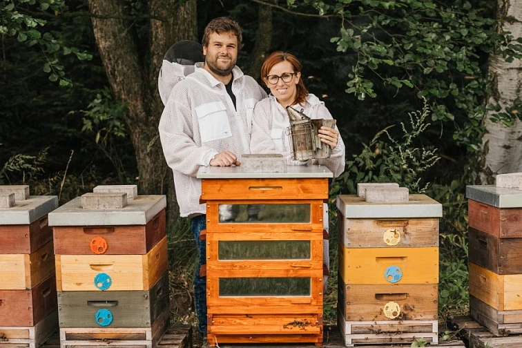 Včelaři s úlami v přírodě - správné skladování medu.