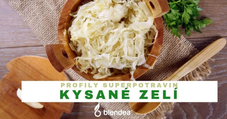 Kysané zelí v dřevěné misce s petrželkou na lnu.