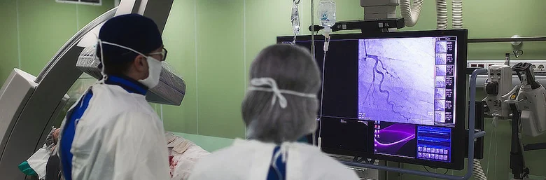 Lékaři sledují kardiální angiografii při léčbě infarktu myokardu.