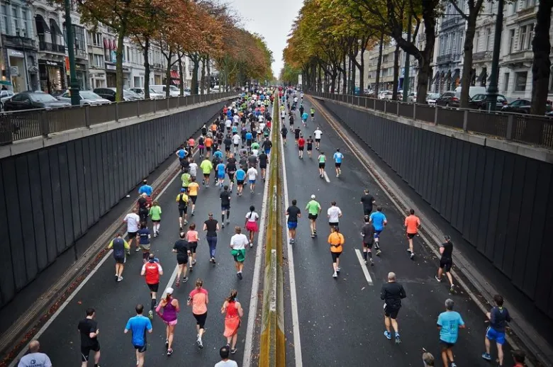 Stovky běžců na půlmaratonu po městě.