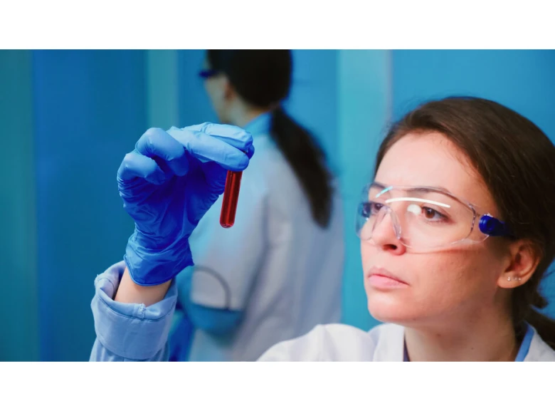 Vědkyně zkoumá vzorek v laboratoři při výzkumu ledvin.