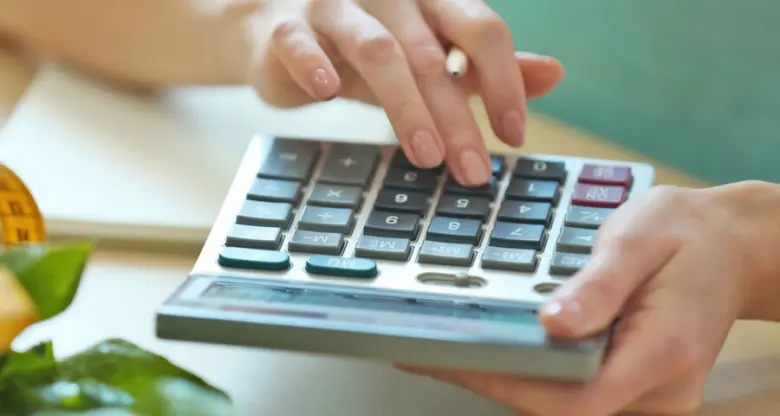 Ručník s kalkulačkou pro výpočet bazálního metabolismu.