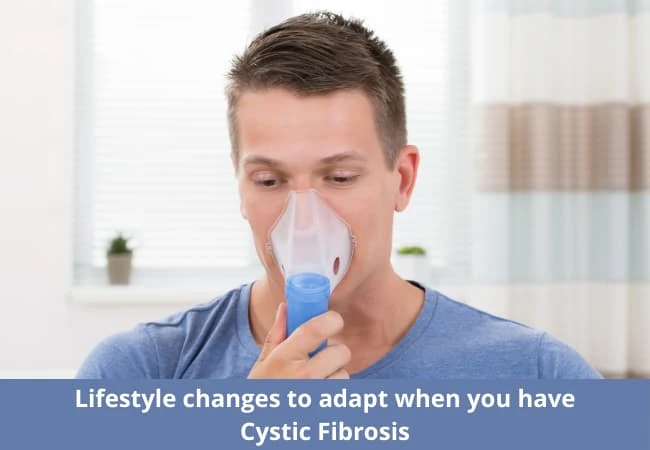 Muž používá inhalátor s maskou při léčbě cystické fibrózy