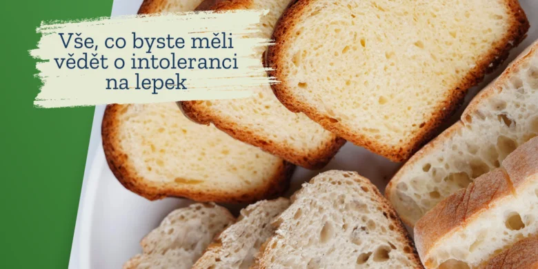Kousky chleba na bílém talíři s nadpisem o intoleranci na lepek.