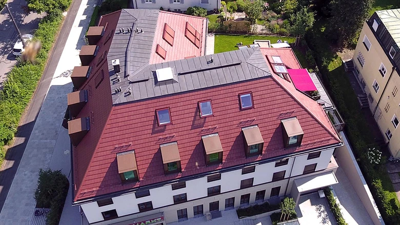 Vzdušný pohled na dům s červenou střechou a arkýři