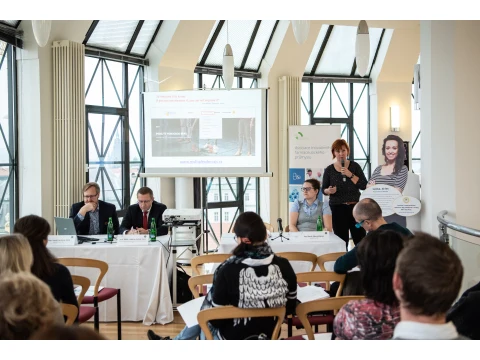 Prezentace na konferenci o roztroušené skleróze pro publikum.