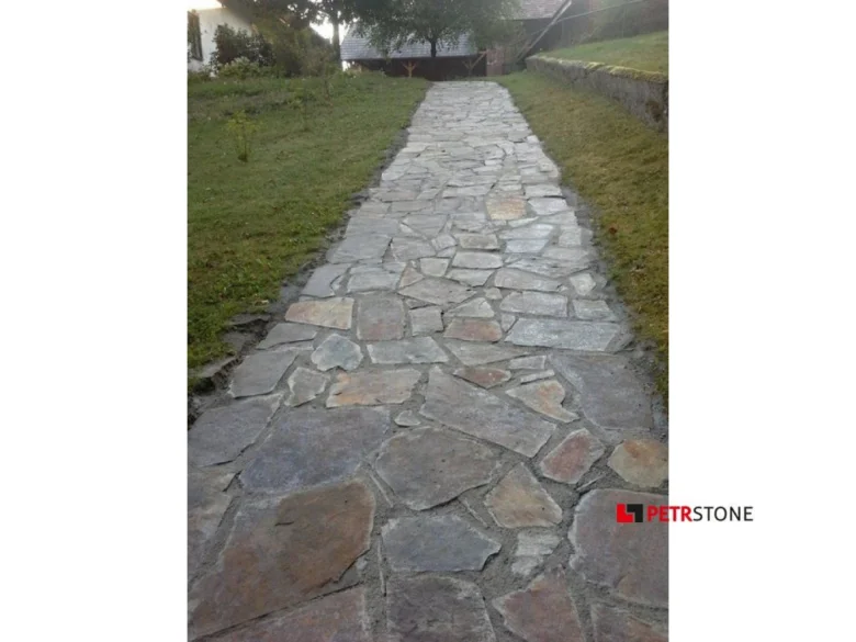 Příklad dokončené cesty z přírodních kamenů do zahrady.