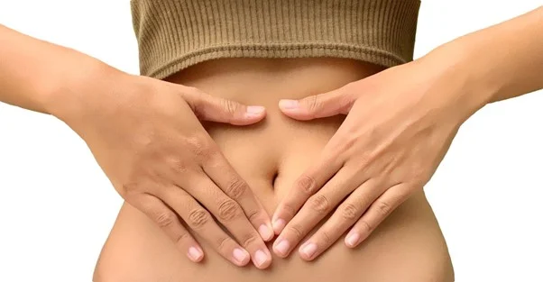 Ruční masáž břicha u ulcerózní kolitidy