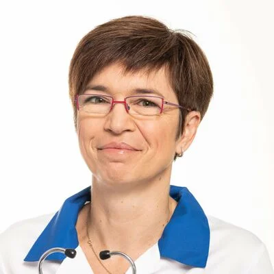 Portrét lékařky s fonendoskopem v bílém plášti.