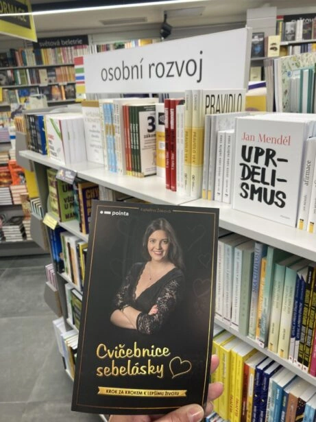 Kniha o sebepřijetí v knihkupectví na polici osobního rozvoje