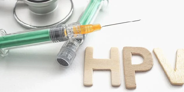 Střiková jehla s HPV vakcínou vedle fonetických písmen.
