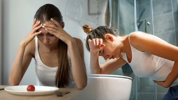 Dvě ženy trpící příznaky poruchy jídla v koupelně.