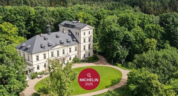 Zámek Loučeň z letadla s logem Michelinu na trávníku.