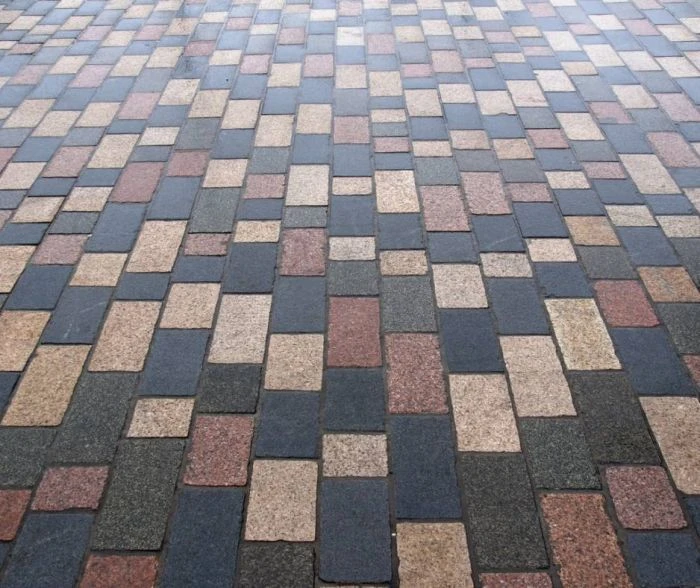 Hotový vzor zámkové dlažby s barevnými kousky.