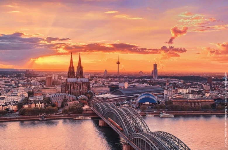 Vidina Kolínské katedrály na západu slunce nad Rýnem.
