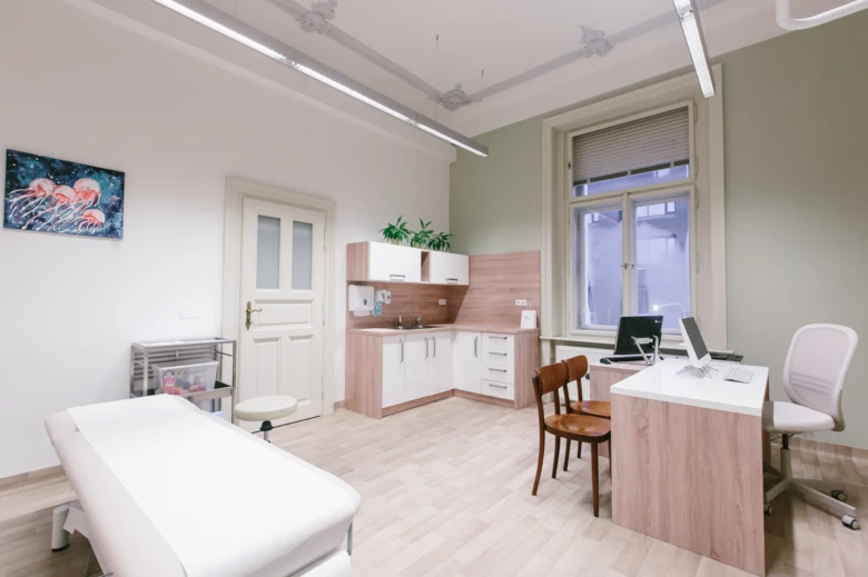 Moderní lékařský ordinace s lůžkem a pracovištěm pro vyšetření.