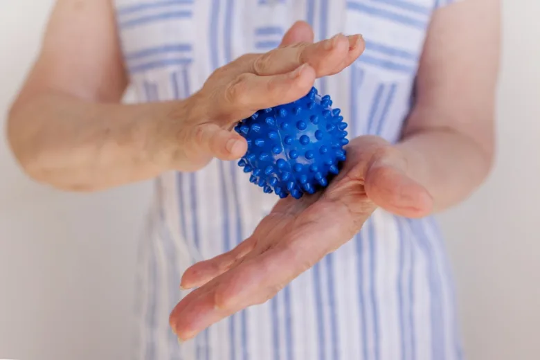 Ruční masážní koule s trny pro rehabilitaci při Parkinsonově chorobě