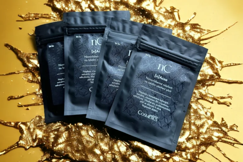 Černé sáčky séra na akné značky NC Cosmetics.