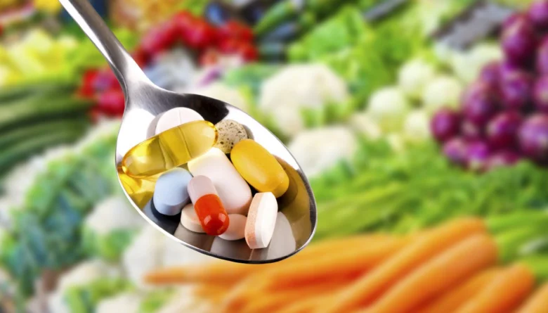 Lékárničky s vitamíny na lžičce před zeleninou